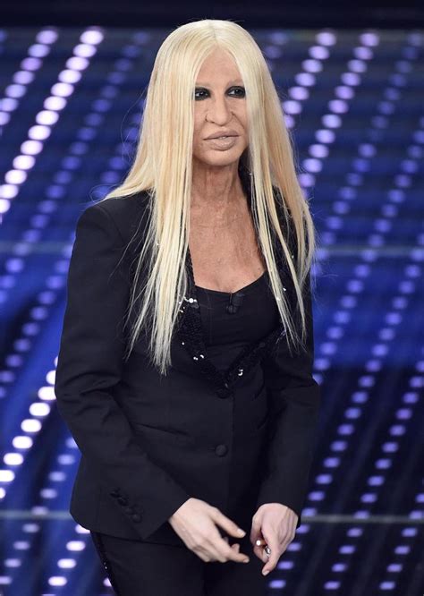 imitazione virginia raffaele di donatella versace|FESTIVAL DI SANREMO 2016: VIRGINIA RAFFAELE IMITA .